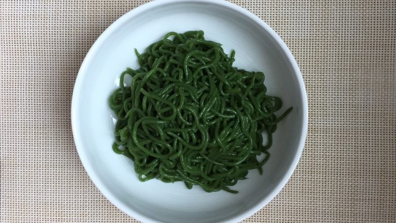 中华冷面,煮好面,用凉水冲洗一下。然后沥干水分,放在碗底。