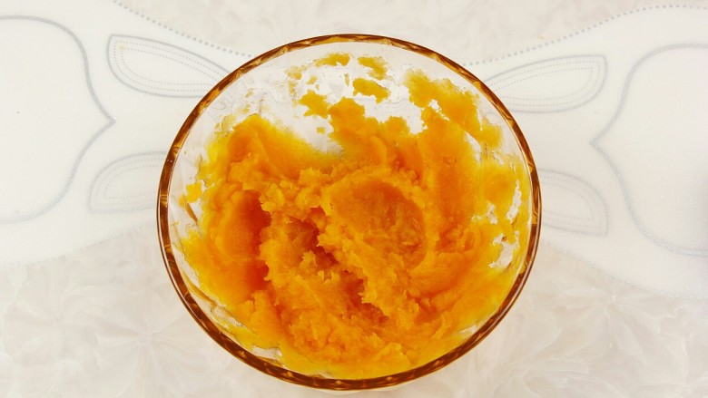红薯糯米芝麻饼,用勺子将红薯捣碎,蒸的越软越容易
