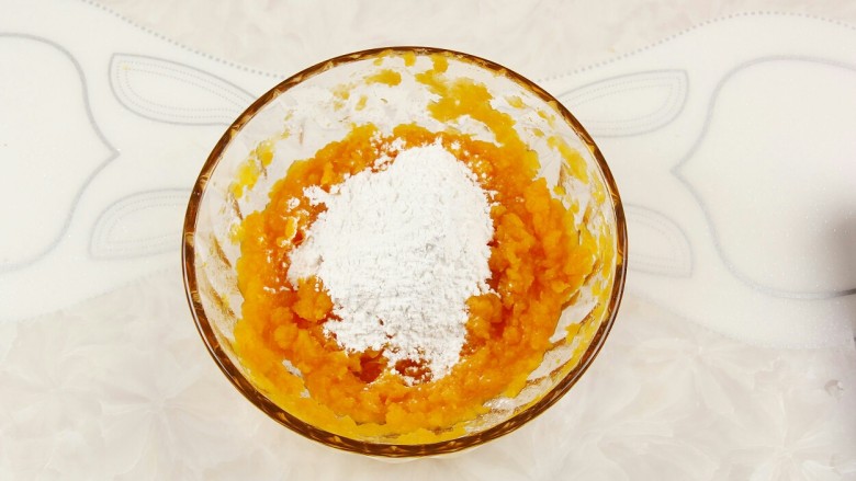 红薯糯米芝麻饼,放适量糯米粉,糯米粉的量和红薯泥4:1