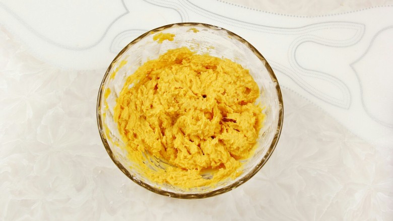 红薯糯米芝麻饼,带上一次性塑料手套,将糯米粉与红薯搅拌均匀,捏成饼状,正反面都洒上芝麻
