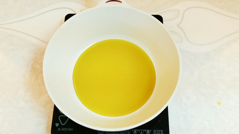 红薯糯米芝麻饼,锅内倒入适量油,烧至六成热(手在锅上方,能明显感受到热度),换成中火