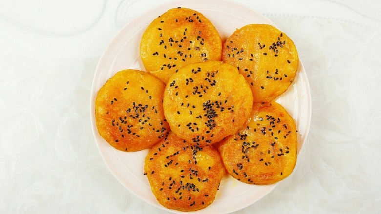 红薯糯米芝麻饼,将红薯糯米芝麻饼盛出,完成
