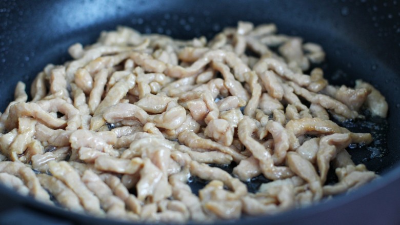 芹菜土豆炒肉丝,翻炒至肉丝发白断生盛出备用