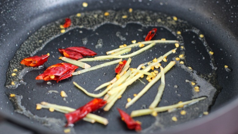 芹菜土豆炒肉丝,用锅中底油炒香姜丝和红干椒