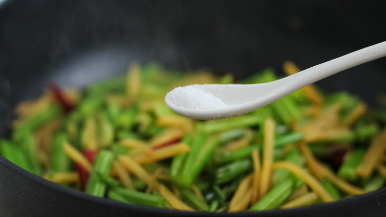 芹菜土豆炒肉丝,待汤汁快干时调入适量盐