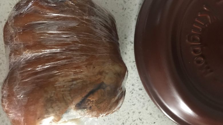 酱猪肘--Q弹不油腻,将煮熟的猪肘捞出,温度降至不烫手时用保鲜膜包裹紧,放入冰箱中冷藏一夜后取出切片即可食用。