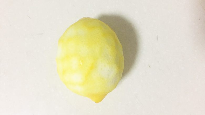 柠檬司康,洗干净柠檬,粗盐再洗干净,不然表明会有一层蜡。然后削皮哈。要黄色的皮,不能有白色哦,白色会苦。