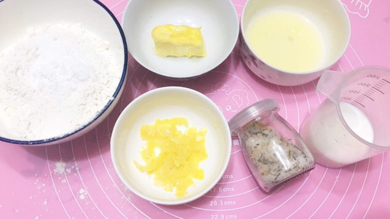 柠檬司康,材料合影,茄子😁,盐是我自制的迷迭香柠檬海盐。迷迭香和柠檬也是好朋友呢!