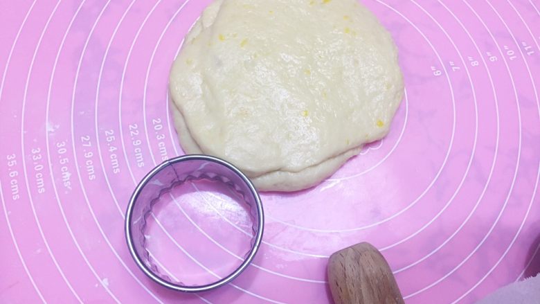 柠檬司康,模具,一压一个准!其实我试了好几个模具,后来还是换了这个,简单又方便。