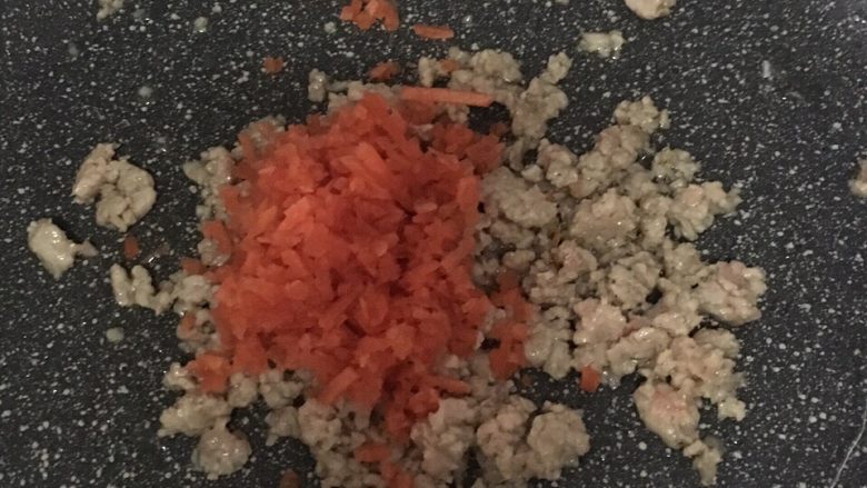 胡萝卜肉末蒸蛋,热锅倒一点点油,开小火,将里脊肉炒至变色,然后加入胡萝卜,继续翻炒几下就可以了