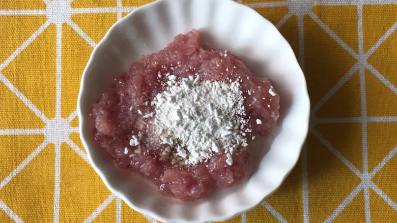 胡萝卜肉末蒸蛋,6.加入少许淀粉,食用油搅拌均匀。1岁以上宝宝可以加少许盐调味,