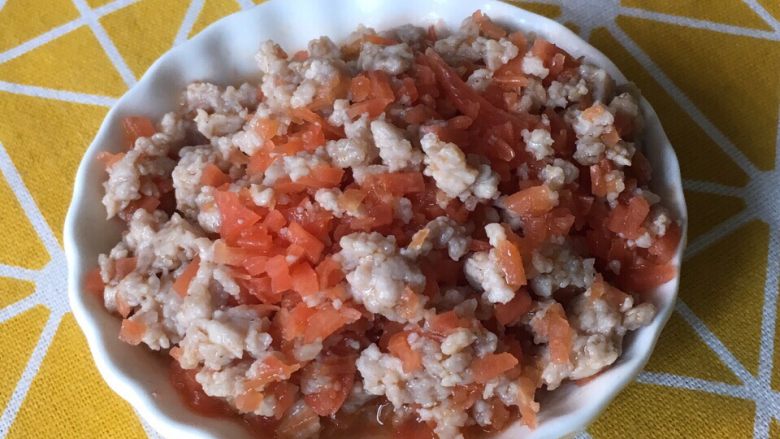 胡萝卜肉末蒸蛋,盛出冷却备用。