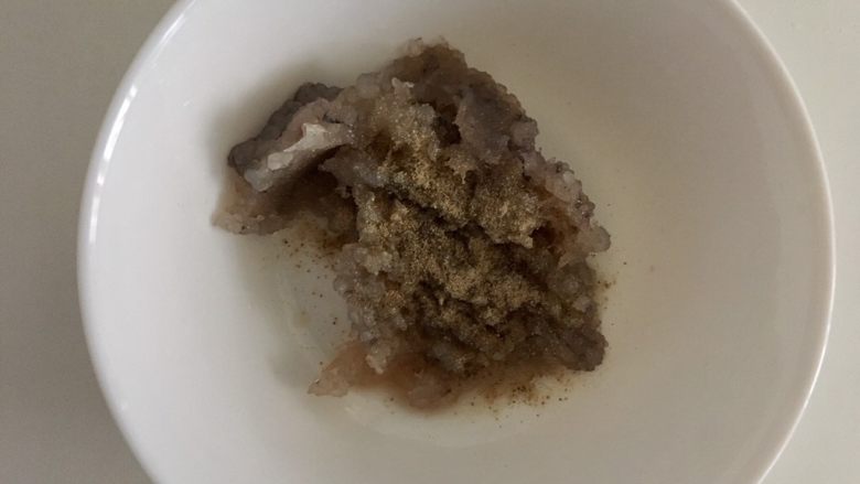小调的早餐--第五话,撒3下<a style='color:red;display:inline-block;' href='/shicai/ 134296'>白胡椒粉</a>,戴一次性手套抓匀(手套别急着扔后面还用)