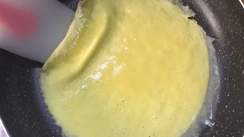 小调的早餐--第五话,小火,倒入蛋液后迅速摇匀,表面有点鼓时用硅胶铲将周围铲开一圈,觉得凝固的挺好就准备翻面(这个过程很快的)