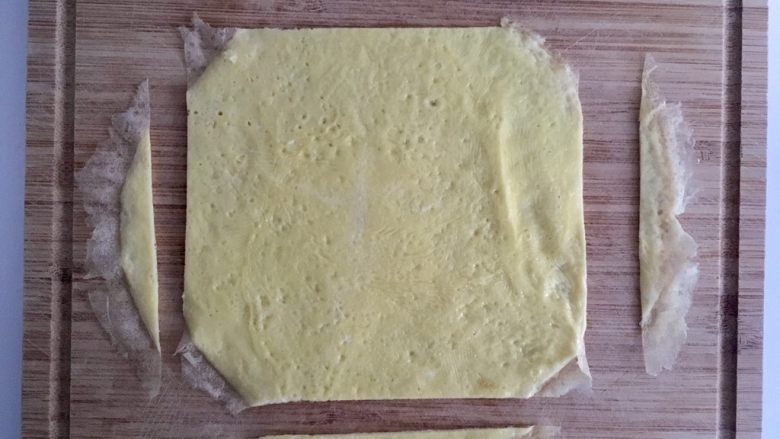 小调的早餐--第五话,蛋皮去边角(边角直接吃掉或者切碎和虾碎拌一起都可以)