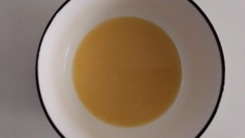 小调的早餐--第五话,<a style='color:red;display:inline-block;' href='/shicai/ 9'>鸡蛋</a>打散尽量打细一点,上图是过了筛的,不过筛也可
