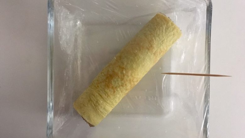 小调的早餐--第五话,放进深碗里绷紧保鲜膜(绕一周)用牙签在表面戳小洞