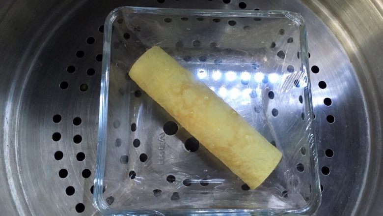小调的早餐--第五话,锅上放笼屉,把卷放入,大火烧开转小火12分钟将虾卷取出,玉米继续盖盖煮3分钟即可。(没有一体的就分开蒸煮吧)