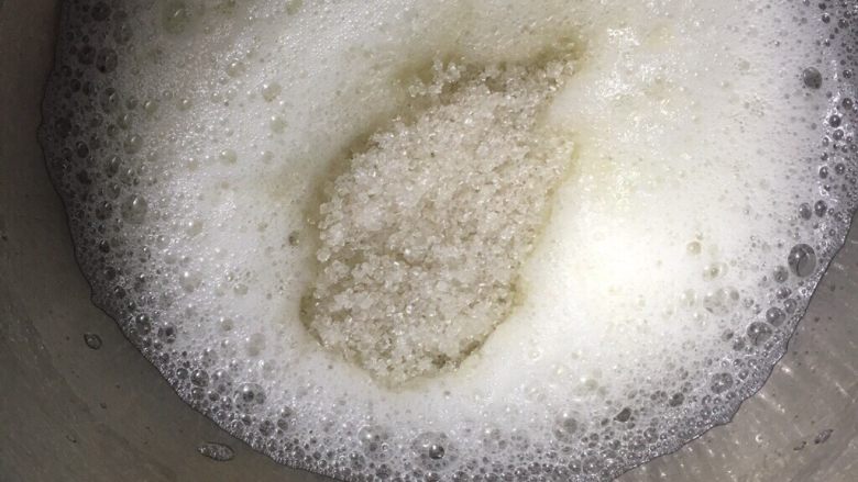 轻乳酪蛋糕,蛋清打发至粗泡,一次性加入糖和盐