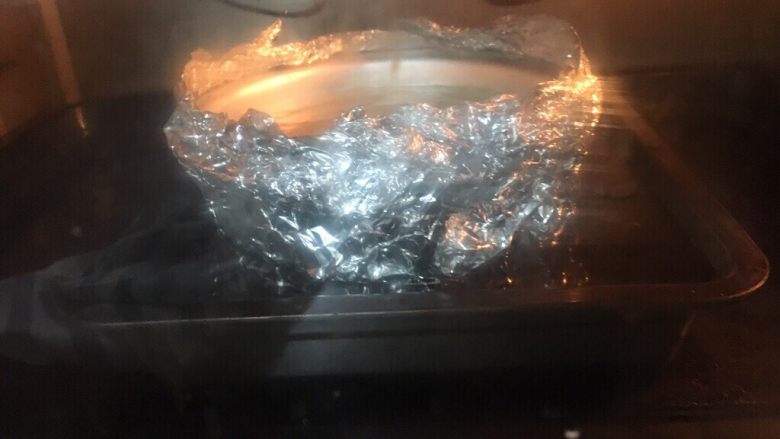 轻乳酪蛋糕,模具放入烤盘,烤盘里放满水,水浴法一起烤
烤箱180度预热,先烤10分钟,转150度烤45分钟