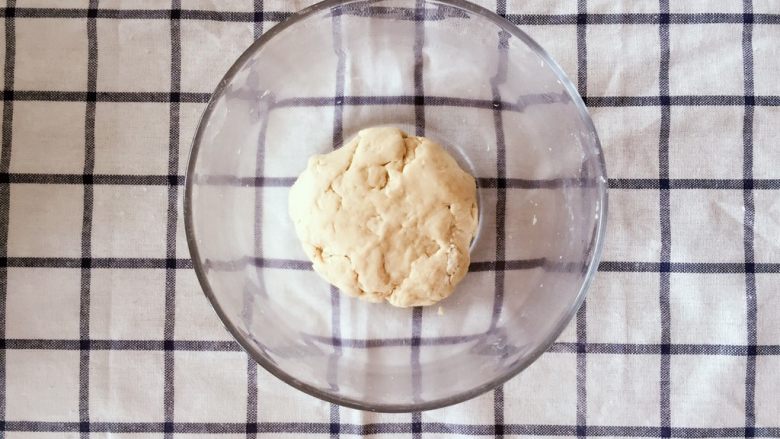 红茶苏打饼干,用手揉成光滑的面团,盖上保鲜膜静置20min
