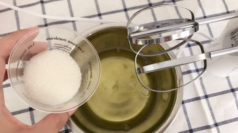 网红肉松小贝盒子,3个蛋白倒入无油无水的盆中,分3次加入砂糖,打蛋器中低速打发至湿性发泡