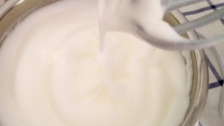 网红肉松小贝盒子,蛋白打发好的状态,湿性,呈大弯勾状