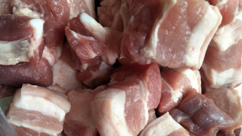 红烧肉,带皮红烧肉做法：带皮五花肉切小坨，葱切段，姜切片，糖称好。