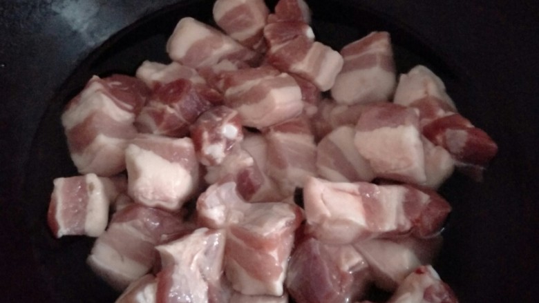 红烧肉,肉冷水下锅，烧开，捞出肉，用热水洗干净，捞出备用然后用热水放点葱段、姜片、料酒，大火烧开一分钟后，捞出肉用凉水或温水快速冲一下上面的沫备用。