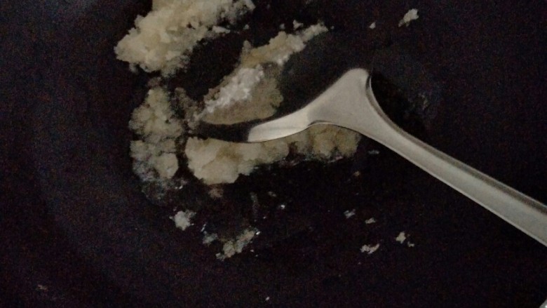 红烧肉,开火热锅，放点油，小火，放入白糖炒色，不停炒，炒成琥珀色