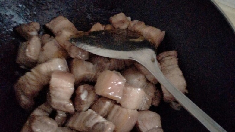 红烧肉,肉倒入锅炒，炒到肥肉看起透亮了，放点料酒，一点酱油，老抽，炒。