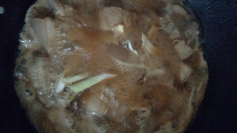 红烧肉,倒入开水，没过肉一寸多，放入葱段，姜片，，2个八角，开大火煮15分钟，改小火炖，当水只有三分之一时，放盐又炖，出锅时放点味精或鸡精（我没放）