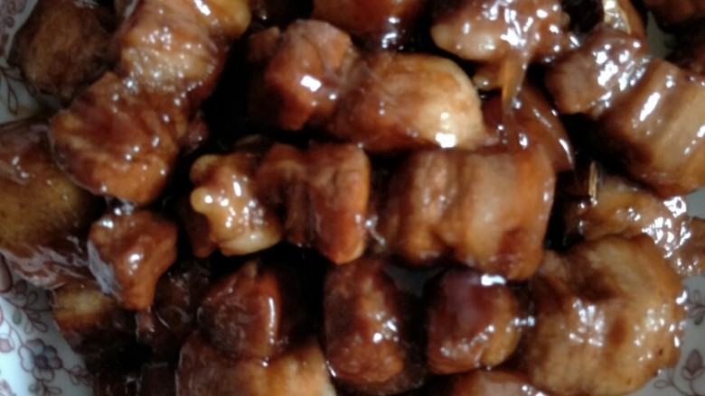 红烧肉,成品，色泽透亮，香气四溢。