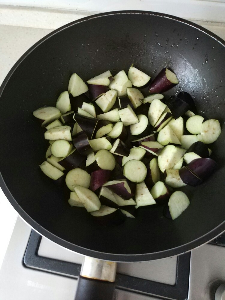 土豆烧茄子,然后放茄子过油