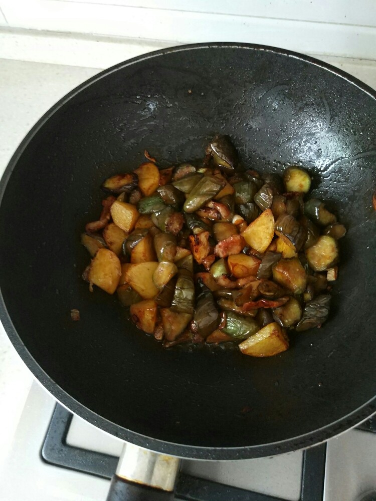 土豆烧茄子,放耗油,盐翻炒