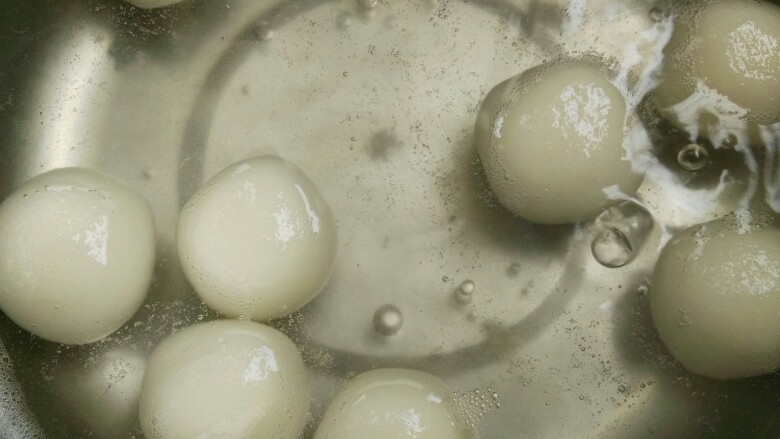 红糖糯米丸子,丸子煮熟漂起(中间点过一次水)