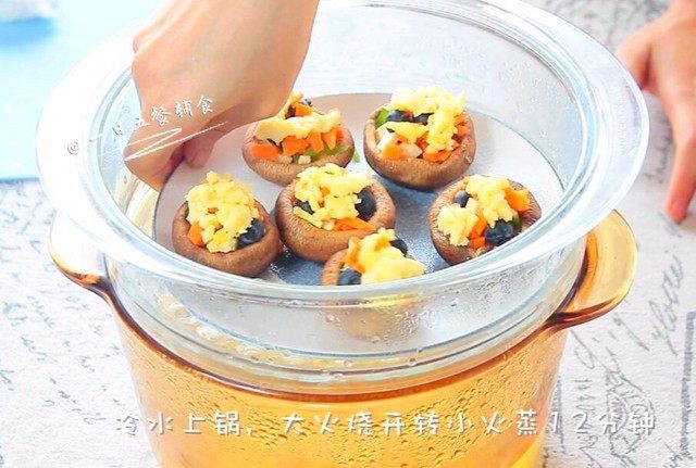 蔬果香菇盅,冷水上锅,大火烧开转小火蒸12分钟。除了蒸还可以烤,烤出来的的会更香,蓝莓的汁都锁在里面更酸一点,烤的话前面步骤都一样,180度15分钟即可