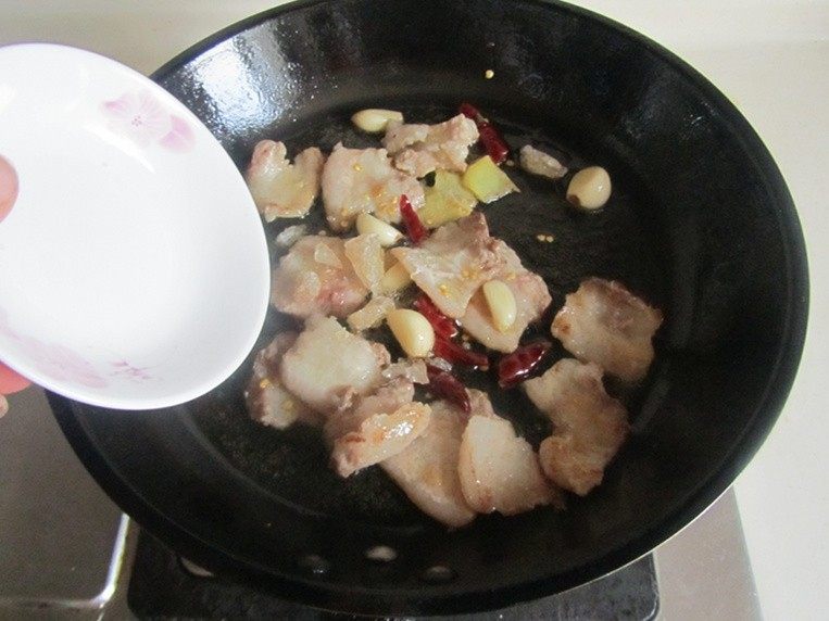 干锅杏鲍菇,再加入<a style='color:red;display:inline-block;' href='/shicai/ 866'>冰糖</a>进去翻炒;