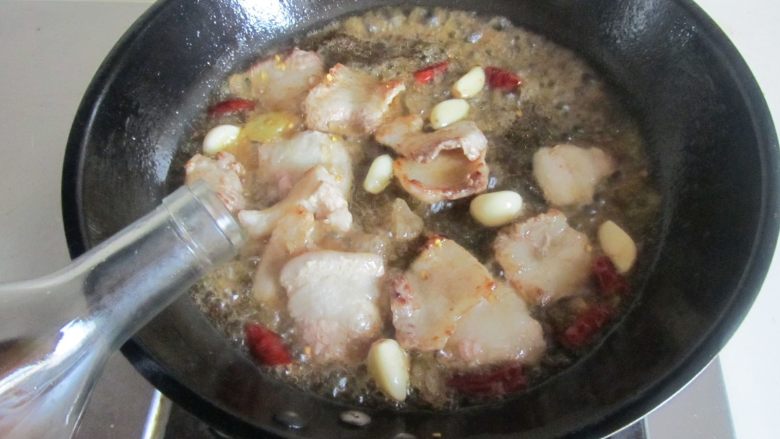 干锅杏鲍菇,烹入适量的<a style='color:red;display:inline-block;' href='/shicai/ 718'>料酒</a>;