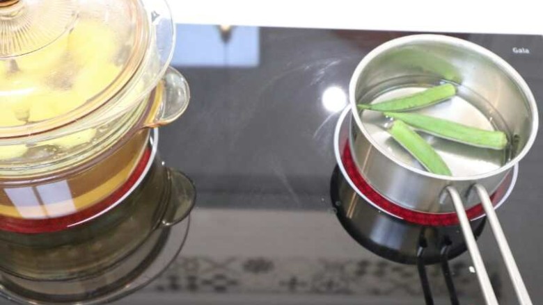 宝宝辅食：秋葵蛋卷,<a style='color:red;display:inline-block;' href='/shicai/ 23'>土豆</a>蒸熟，<a style='color:red;display:inline-block;' href='/shicai/ 70'>秋葵</a>焯水2分钟