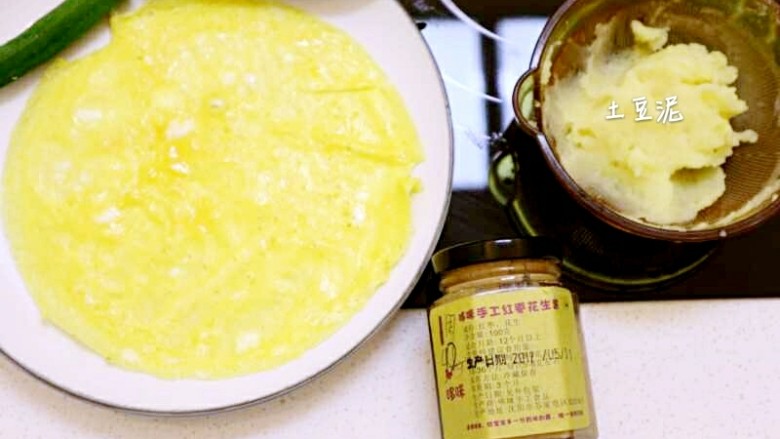 宝宝辅食:秋葵蛋卷,摊好的蛋饼,土豆压泥