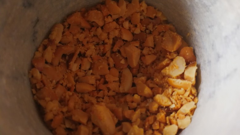回味口水鸡,捣碎,没工具的装塑料袋用擀面杖擀碎或者用刀侧拍碎。