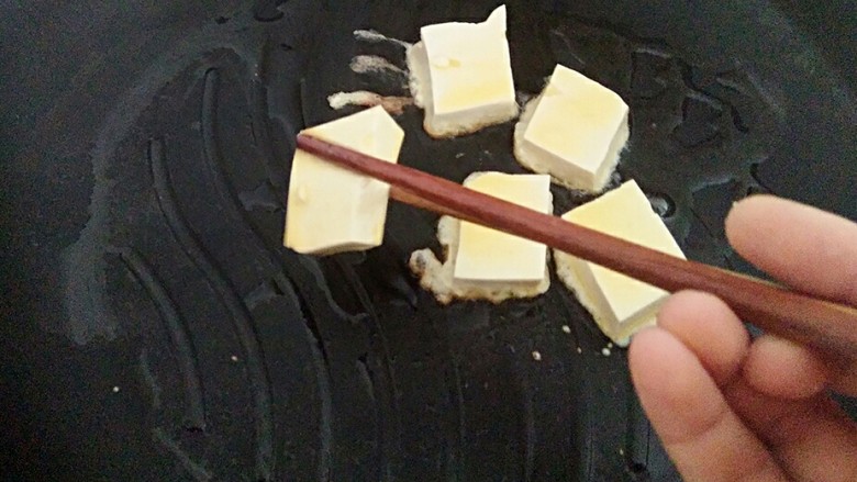 耗油鸡蛋煎豆腐,过了鸡蛋液的豆腐,放进锅里煎。我都是用筷子夹着豆腐过鸡蛋液,然后放锅里煎的,一定要小火,要不这边没有弄好,那边就煎黑了。