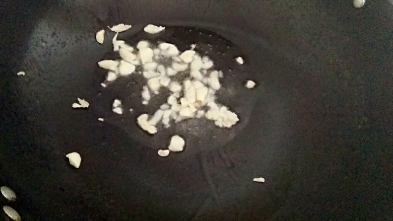 耗油鸡蛋煎豆腐,热锅放油,油热把蒜蓉放锅里炒香