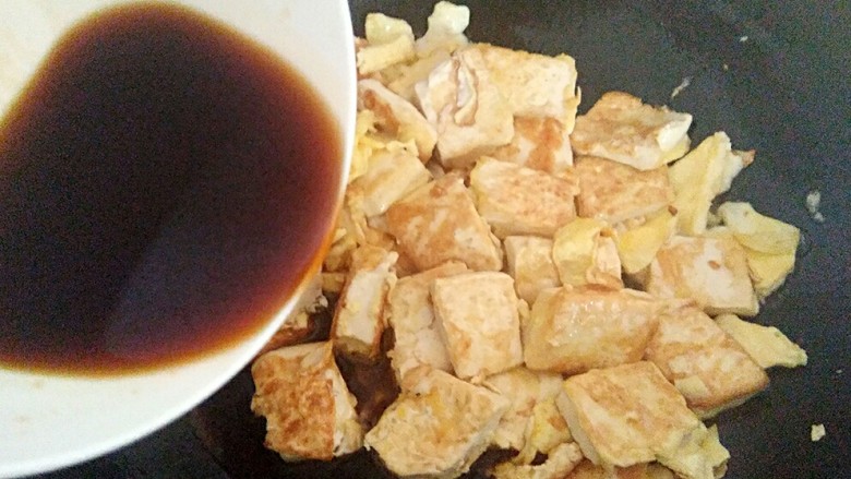 耗油鸡蛋煎豆腐,鸡蛋豆腐放锅里,翻炒下,把调好的汁放进去翻几下