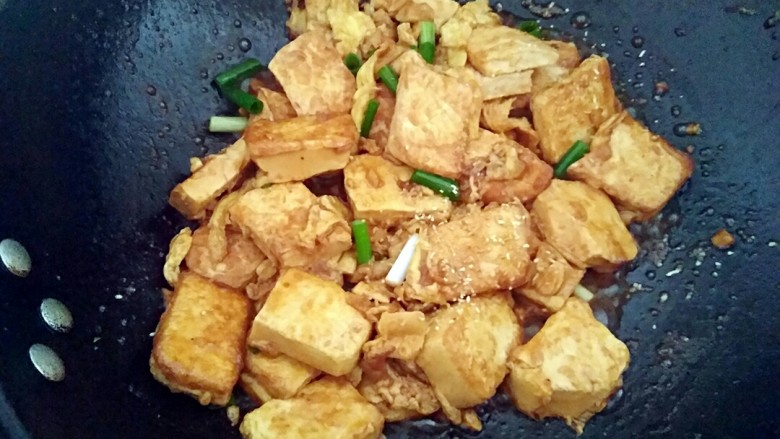 耗油鸡蛋煎豆腐,汁快收干时,放小葱,<a style='color:red;display:inline-block;' href='/shicai/ 756'>鸡精</a>翻下,关火