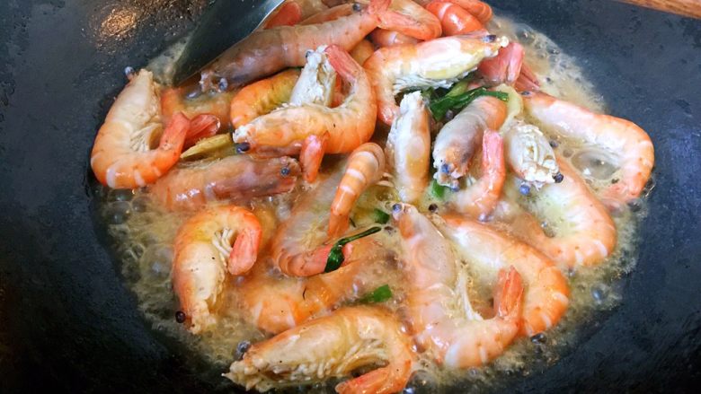 油焖大虾(无水版),倒入80克左右的料酒或啤酒,再翻炒几秒种