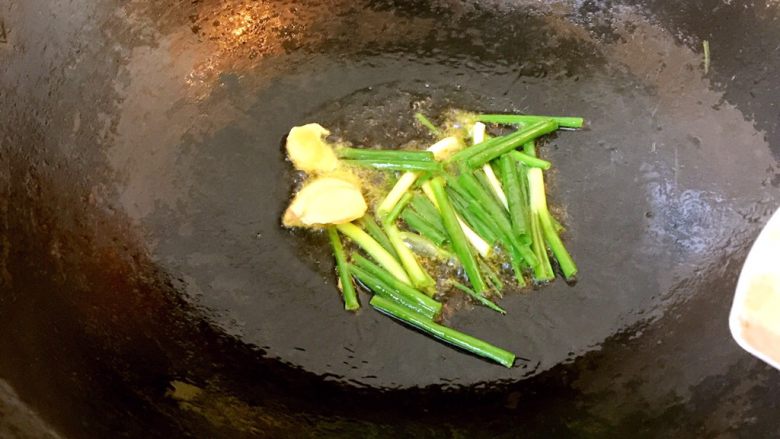 油焖大虾(无水版),油热后,放入葱段姜片,爆香
