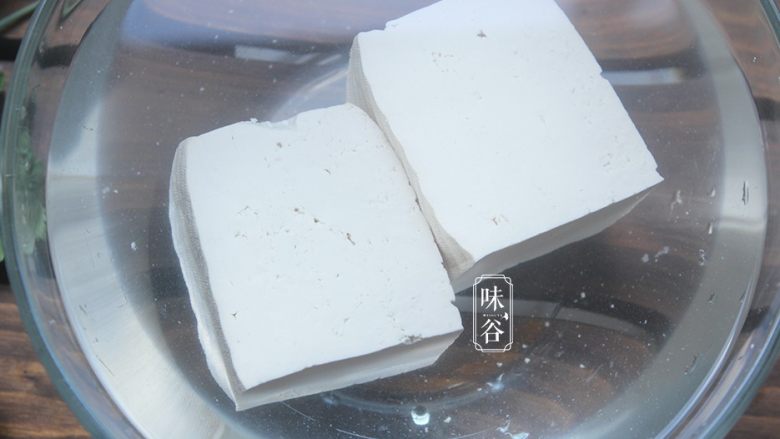 豆腐鱼腩煲,<a style='color:red;display:inline-block;' href='/shicai/ 465'>豆腐</a>用水浸泡十分钟;