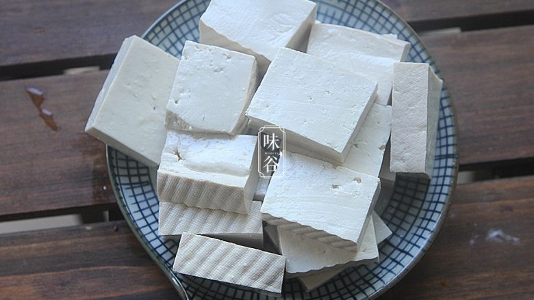 豆腐鱼腩煲,浸泡好的豆腐切成麻将大小的豆腐块,晾干水备用;